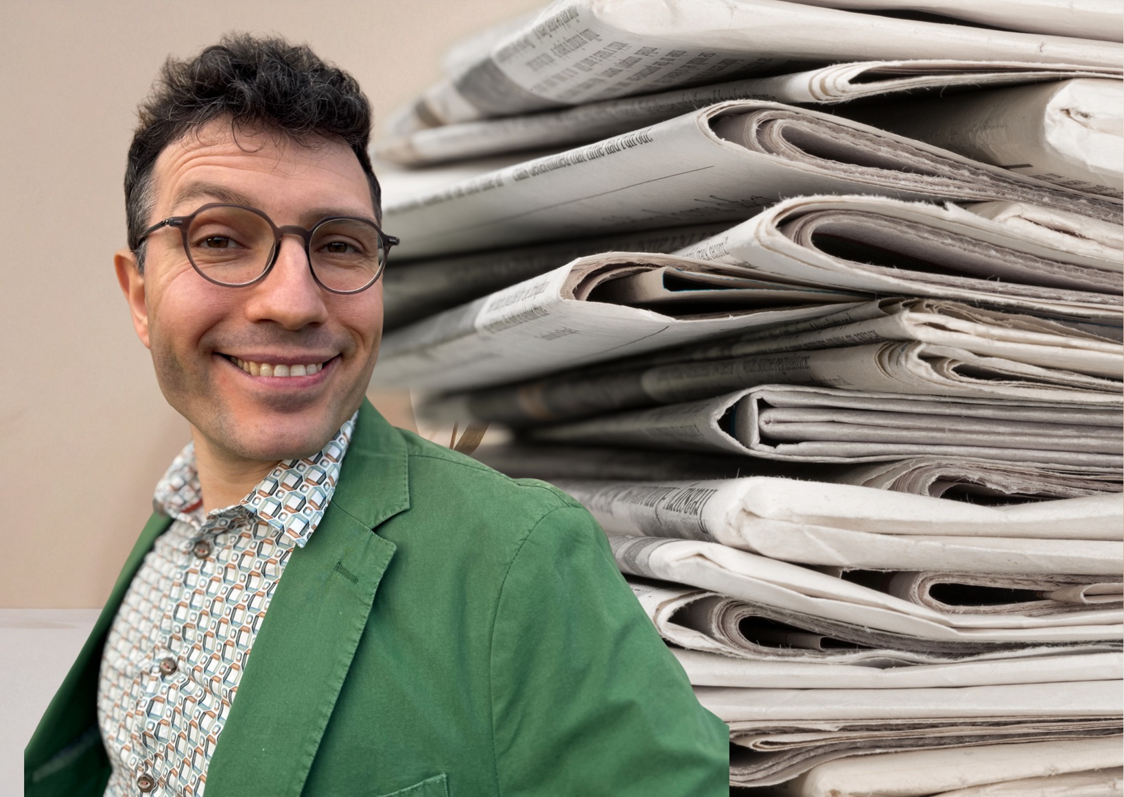 Evgenij Unker lächelt breit. Im Hintergrund ist ein riesige mit KI genrerierte Packung Zeitungen zu sehen.